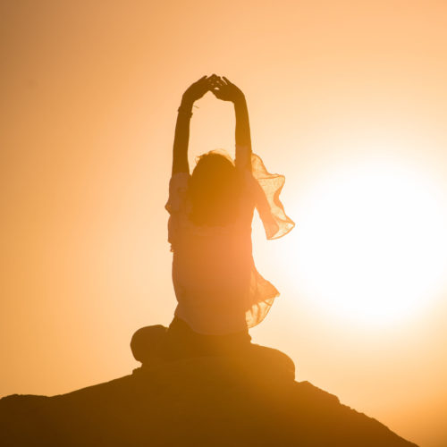 Photo d'une femme faisant de la méditation et du yoga dans la nature recherchant le bienêtre intérieur pour retrouver la beauté extérieure dans une approche holistique