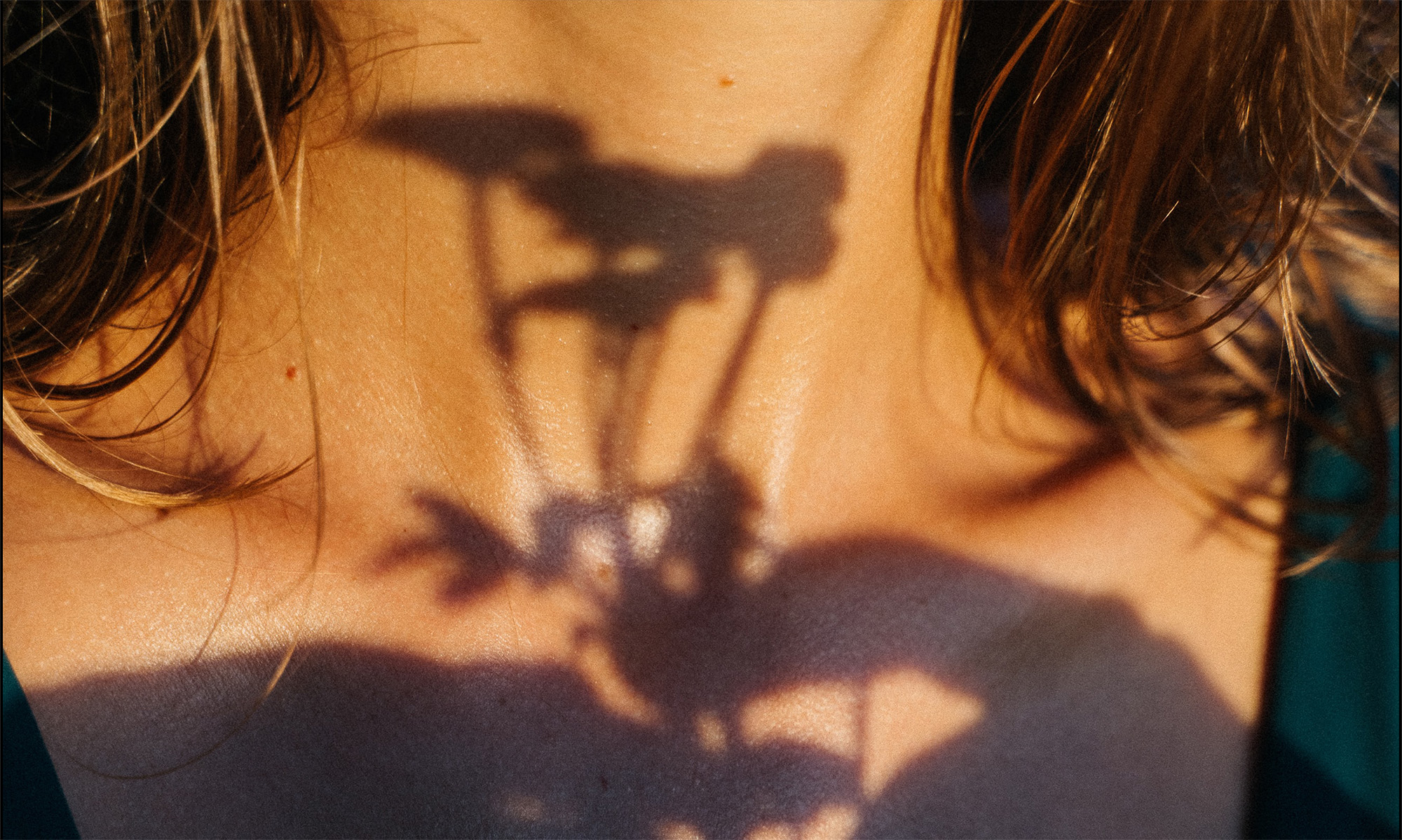 Photo de la peau d'une femme reflétant l'ombre de plantes naturelles et bienfaisantes, inspiration Philosophale